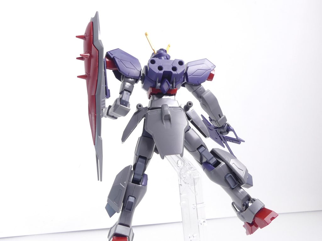 群の力:ガードアイが搭乗する「ヒトツメ」は、大量生産可能なMSに乗ってエルドラを蹂躙した。アルスがGBNを研究したことでその性能は日に日に増し、時にはヒロト達をも追い詰めた。AGPジョイントを介して。バインダー用とバックパック用、計4個の穴が開いています。