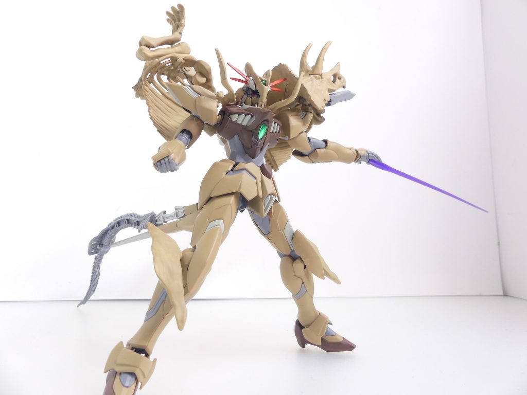 NEXus プロローグ「祭りの後」祭りの後って言うのは、この事かねぇ。~「惑星エルドラ事件」でGBNがロールバックされた直後~「エルドラの月」って奴は、消えちまいやがった。でも、まだ「残っている」。そう、俺らは直感した。あのアルスって言うつるぴかな奴が残していったものは、まだ・・・このGBNにある。早速付け替えてみた。俺のレギルスフォッシルのビームサーベル。紫色だ。あいつらの「色」だ。ま、俺らには色々あったさ。仲間がやられたところも見てきた。だからこそ、こういうときに・・・「絶対的な力」って奴、求めちまうんだなぁ。「仲間」。「絆」?・・・そんなものは、いらねぇ。アルスは、その先駆者だ。俺らに教えてくれたんだ。GBNは、戦ってつかみ取るもんだってさ。今入っているフォースは、「力」をつかみ取る仮のものに過ぎない。中には、いろんな思惑が充ち満ちている。リーダーを倒そうとか、なんとかだ。俺は。・・・いいだろ、自分の生き方は自分で決める。このフォース・「メメント・モリ」で、美味い汁だけ吸っておくつもりだよ。・・・今日も、運び込まれてくるのは「武装」の残骸ばかり。GBNに散らばった、惑星・エルドラの残渣。「絶対的な力」にいたる道。俺達は、もとい俺は、その集大成を求めていたー