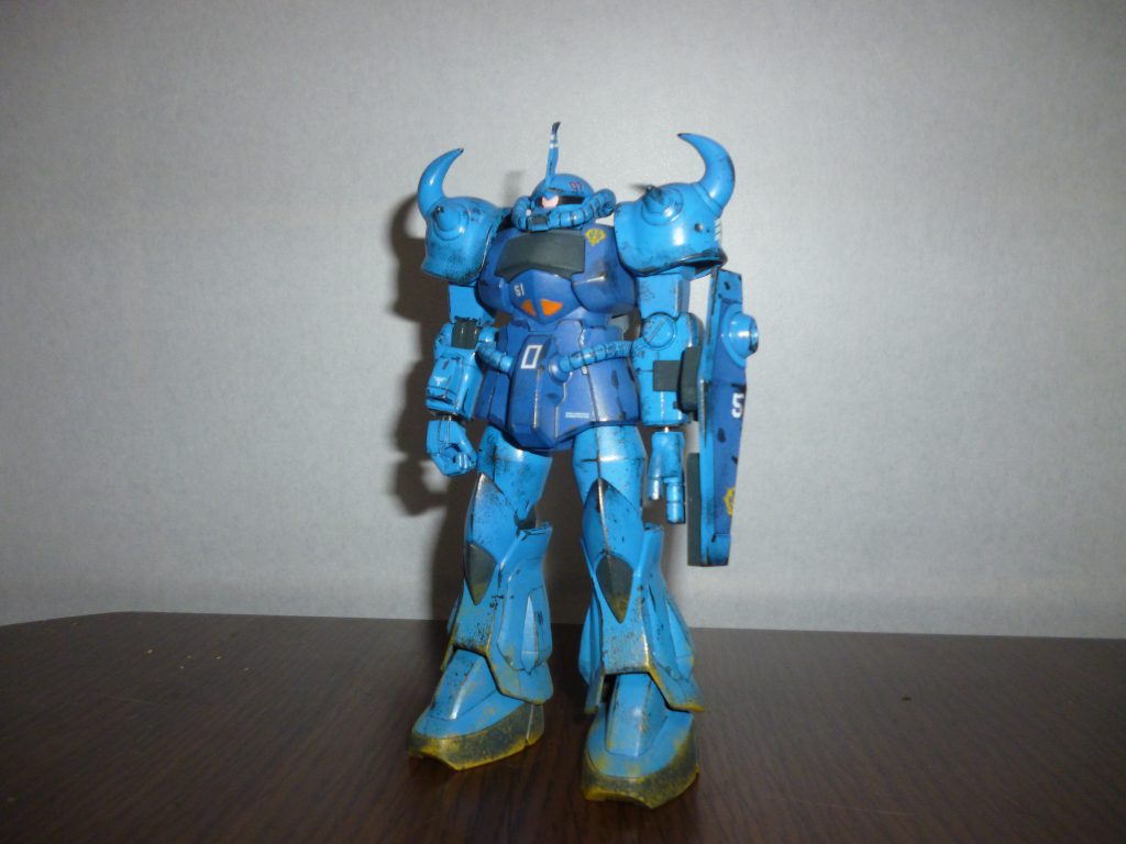 正面素立ちです。今回使用したキットはリバイブ版のグフではなく、今から20年前に発売されたHGUCグフになります。基本塗装はスカイブルー、インディブルー、ミッドナイトブルーの3色になります(いずれも水性ホビーカラー)。これにツヤ消しスプレーでトップコートを吹き、黒鉄色とミドルストーンでスポンジチッピングを施してみました。このグフはランバ・ラルの乗機ではなく、「無名のエースパイロットの愛機」というイメージで製作したため、ウェザリングはいつも以上に派手に仕上げてみました。