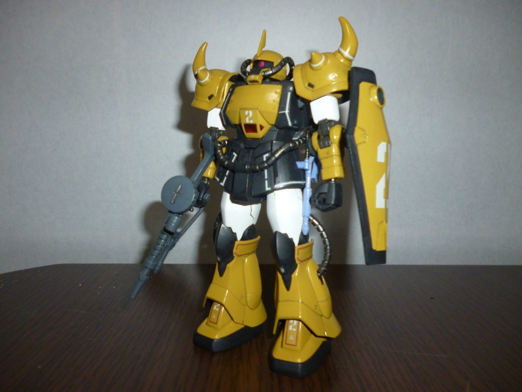 正面素立ちです。使用したキットは先ほども述べましたが、プレミアムバンダイで発売された「ＨＧ1/144 プロトタイプグフ（機動実証機　サンドカラーver.）」です。基本塗装はミドルストーン、ツヤ消し黒にツヤ消し白を若干混ぜた色、ツヤ消し白の３色になります（いずれも水性ホビーカラー）。動力パイプは黒鉄色、関節部は未塗装です。やはりＭＳＶ版に寄せるなら、この塗装ですね。