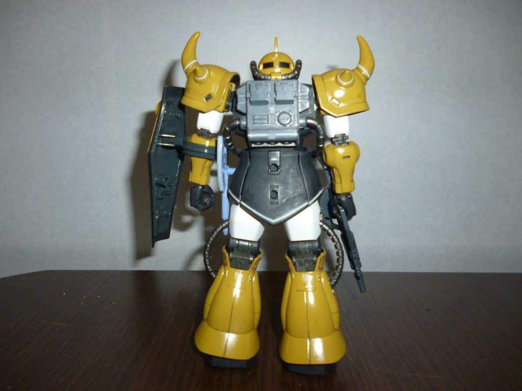 リアビューです。腰にはキット付属のヒートホークを装備してあります（ちなみにすみれ色で塗装しました）。今回使用したキット、マーキングシールが山ほど付属するのですが、個人的に「ここは必要ないかな・・・」と感じた場所はオミットしてあります。