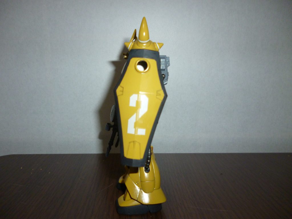 サイドビューです。このシールドの機体番号、旧ＭＳＶのイラストでも確認できるのですが、シールが大きいため若干浮いてしまっています・・・。