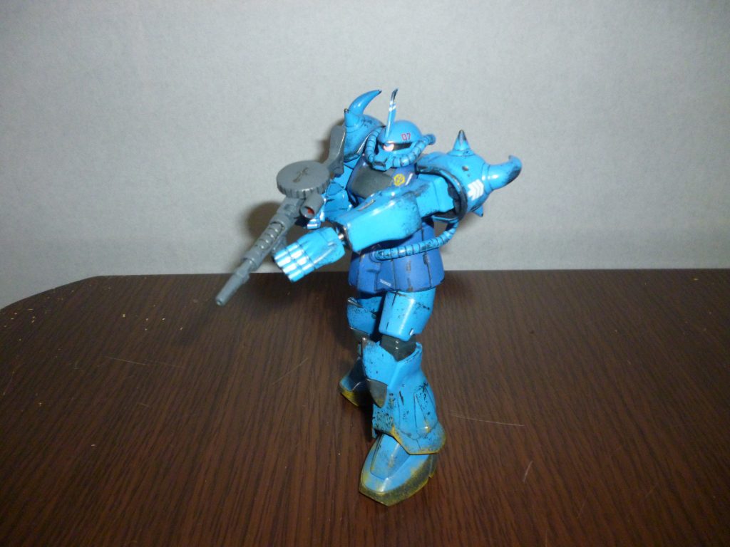 ザクマシンガン装備です。ゲームや外伝作品では定番化しつつある武装ですね。本キットにはMMP-78 ザクマシンガン(ザクⅡ F2型の装備しているタイプ)がオマケのように付属するのですが、個人的にグフにはちょっと似合わないと感じたので、HGUCザクからノーマルなザクマシンガンを持ってきて装備させました。ただ、左手がマシンガンになっているせいで構えが不格好なことこの上ないです・・・。