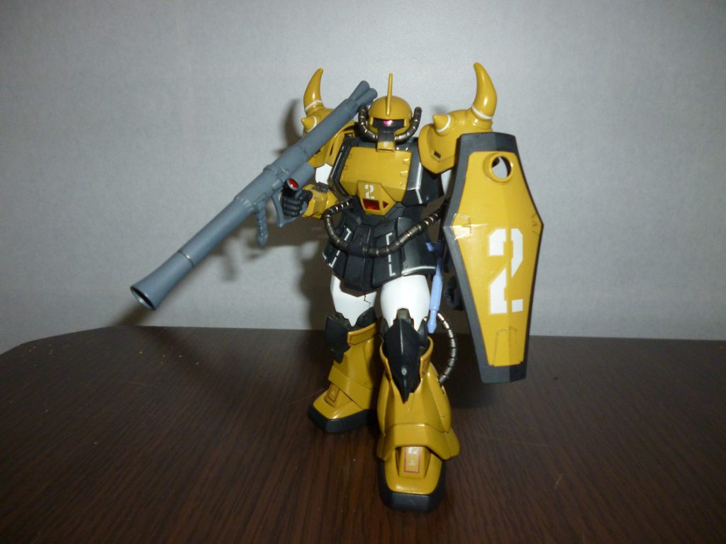 ザクバズーカ装備です。グフのバズーカといえばジャイアント・バズが定番ですが、「プロトタイプ・グフがテストをしていた頃に、ドム用に開発されたであろうジャイアント・バズってあったのか・・・？」という疑問が自分の中で生まれ、こちらのバズーカを持たせてみました。意外と似合いますね・・・。