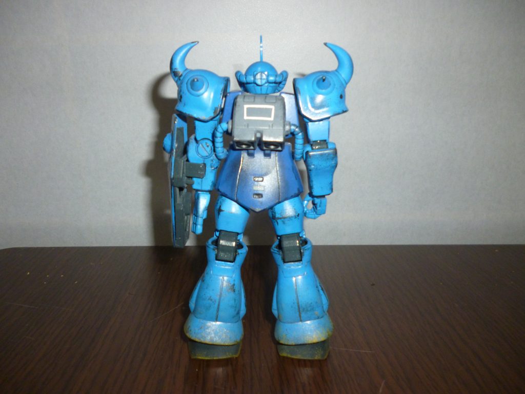 リアビューです。バックパックはニュートラルグレーにツヤ消し黒を少々混ぜた色で塗装し、白いラインをマスキングして描き込みました(アンテナの白いラインも手描きです)。バックパック下部には、パステルを削った粉ですす汚れを再現してみました。