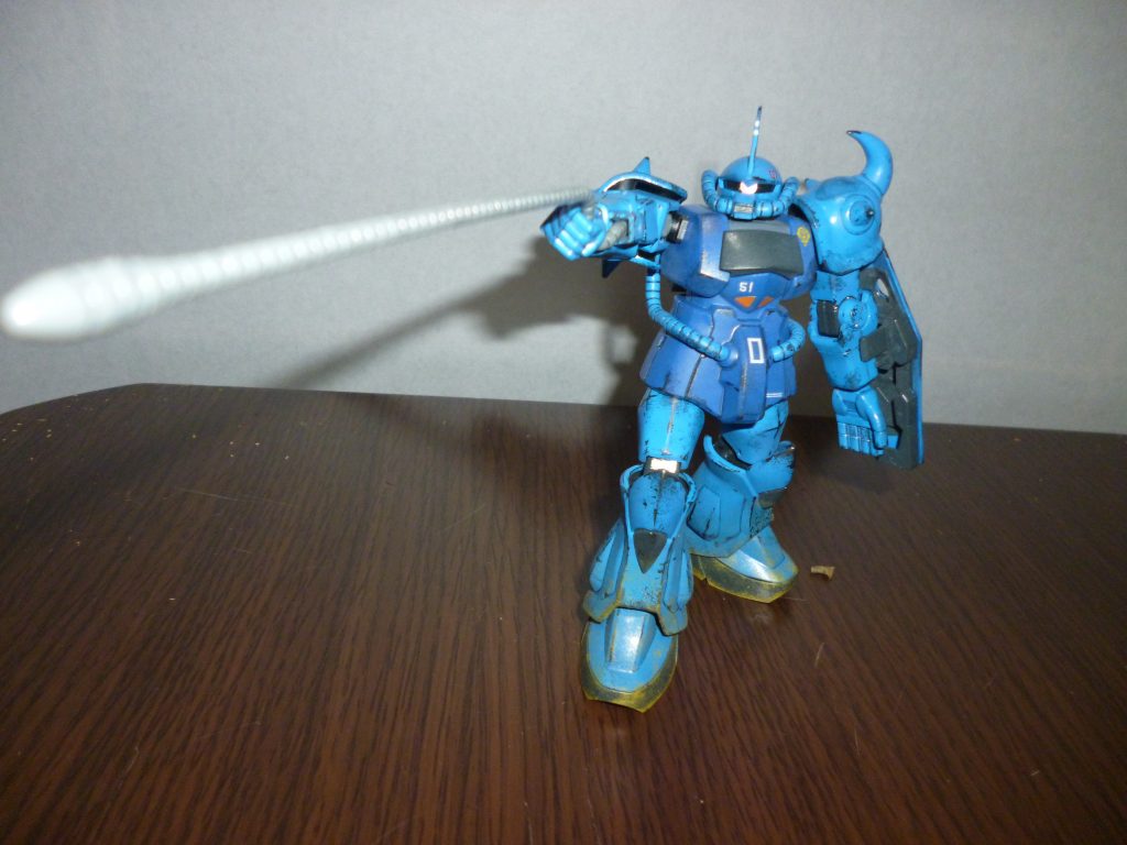 ヒートロッドです。リバイブ版のグフは未購入なので分かりませんが、この旧HGUCグフのキットには伸びたものと曲がったもの、2種類のヒートロッドが付属しています。未塗装にスミ入れをしただけでこの出来栄え!古いキットも捨てたものではありません!!特にまっすぐ伸びたヒートロッドは、ジオラマなどにももってこいの迫力だと思います。