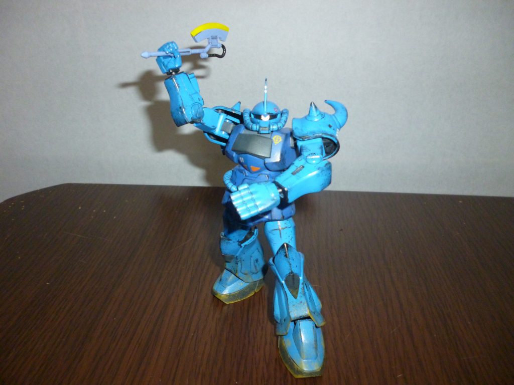 ヒートホーク装備です。ファーストガンダムでリュウさんが戦死した直後のストーリーの冒頭で登場したグフが装備していたので持たせてみました。太陽を背にしてメチャクチャカッコよく登場しましたが、ガンダムに瞬殺されていました・・・(笑)。