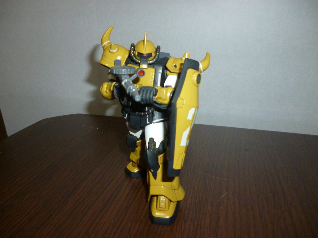 ザクマシンガン装備です。本キットには、なぜか連邦軍の100mmマシンガンを巨大化させたような「ＭＳ用マシンガン」なる武器が付属するのですが、どう見てもジオンの機体には似合わないと感じたため、ＨＧＵＣザクから武装を移植しました。やはりこちらの方がしっくりきますね。