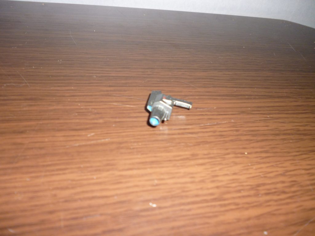 カメラガンです。この機体、ジムのビーム・スプレーガンのようなモノを装備していますが、実はこれもカメラだそうです。「全身カメラだらけの機体なのに、こんなモノ持たせて意味あるの・・・?」というツッコミは野暮というモノでしょう・・・。しかし、造形はかなり細かくて素晴らしい出来です!