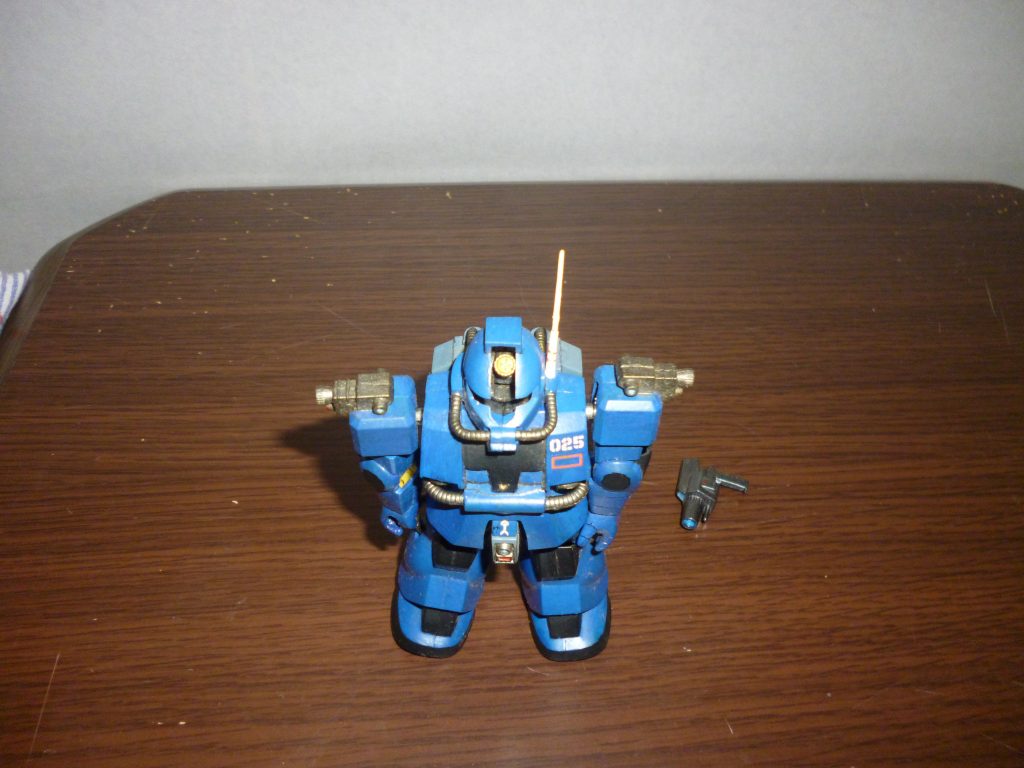 モノアイの可動です。ポリキャップすら使われていない、接着剤必須の単色成型旧キットザクなのに、なんとモノアイが上下左右に稼動するんです、このキット!!自分の知る限り、1/144 のキットでモノアイが稼動するのは、これを除けば2002年に発売されたHGUCシャア専用ザクまで全くありませんよ!?これぞまさに、ジオン脅威のメカニズム・・・!!