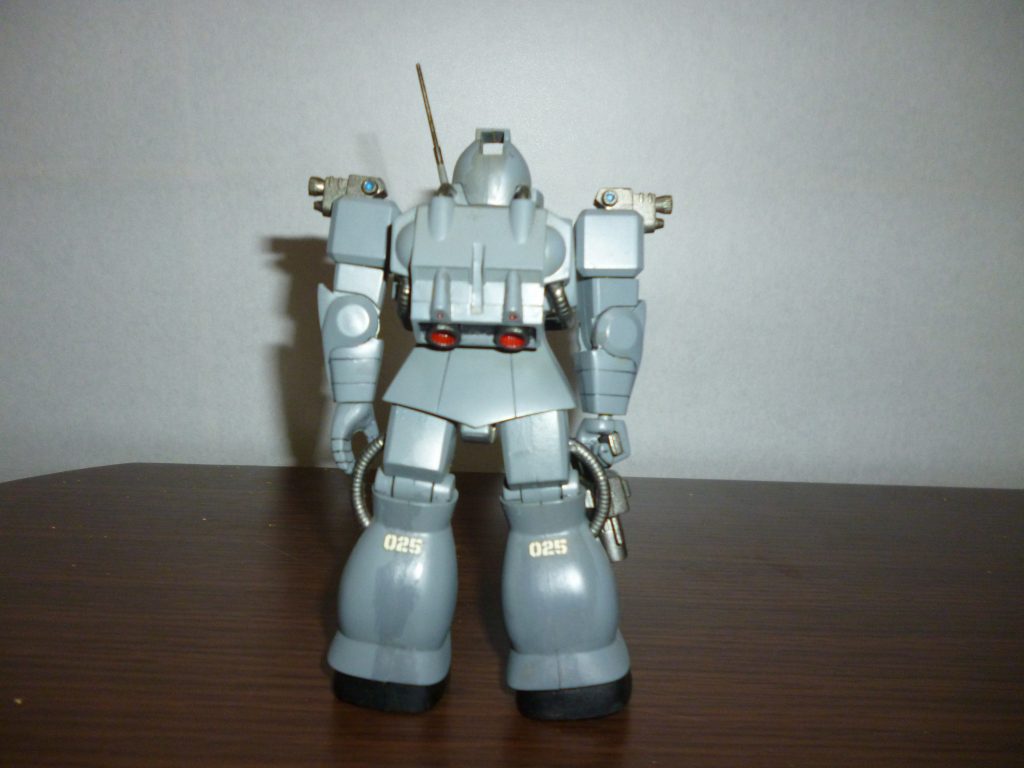 リアビューです。相変わらず、この時代のMSVキットはバックパックの造形が変態じみた完成度です・・・。グレーの機体は本体と同じ色、青い機体の方はブルーグレーで塗装しました。また、青い機体の側頭部アンテナは面相筆で赤いラインを追加してみました。