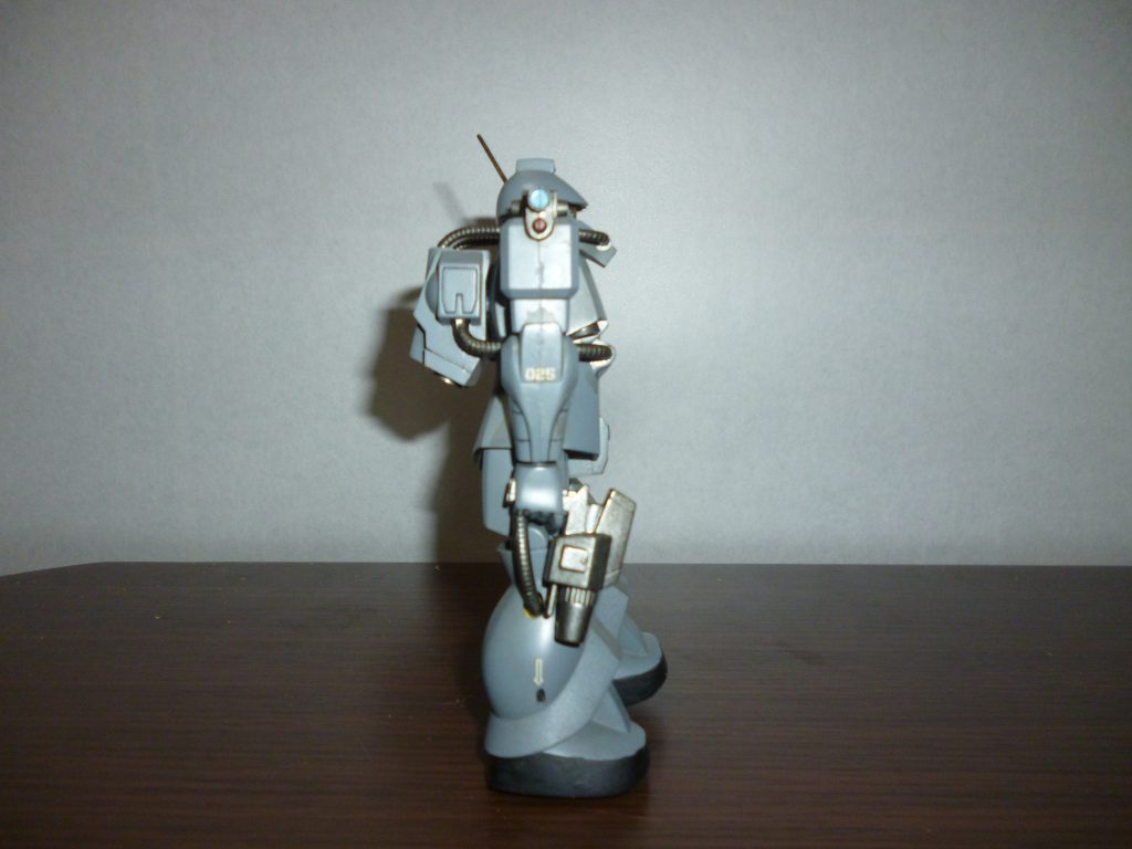 サイドビューです。このキットに付属するデカールは、どういうわけか機体の側面に貼るものが多い気がします。グレーの機体は説明書のカラーバリエーションを、青い機体はMSVのイラスト画像を参考にマーキングしました。