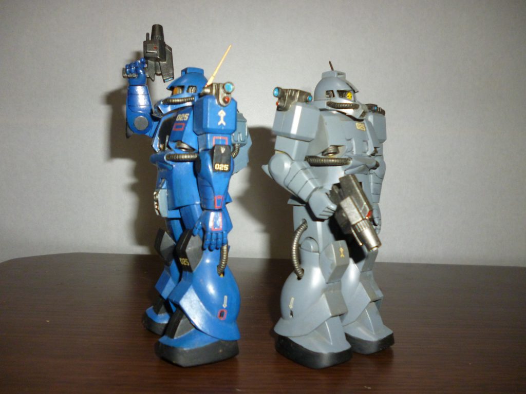 最後までご覧いただき、ありがとうございました。非戦闘用のモビルスーツもいろいろとキット化しているMSVシリーズですが、ザク強行偵察型はその中でも一際異彩を放っているように感じます。というか、ザクタンクですら三連装機銃を装備しているのに一切武器を持っていないというのは、潔いというか何というか・・・(笑)。しかし、各部カメラの造形や先ほども紹介したモノアイの上下左右への可動、バックパックやカメラガンの出来の良さは折り紙付きの良キットだと思います。さらに余談ですが、10年以上前にガンダムエースで連載されていた「ゼロの旧ザク」というマンガで、なんと女の子のパイロットが搭乗して準主役級の活躍をしていたりします(ご興味のある方はブッ○オフへGO!)。最後になりますが、本作品をご覧になっての感想などいただけますと幸いです。ところで、今現在取りかかっている旧キットですが、完成度は今日の時点で40%といったところでしょうか・・・。難所はようやくクリアできそうです(笑)。とは言え、まだまだ前途多難ですが・・・。というワケで、なんとか10月6日までには間に合わせたいと思いますので、ご興味があればまた是非のぞきに来てください。