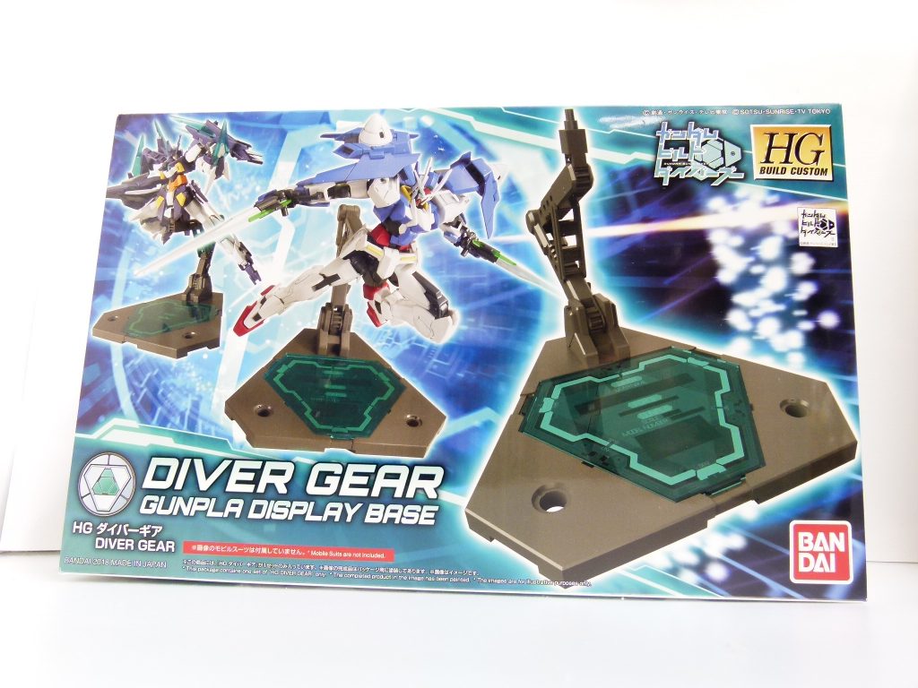 続いてダイバーギア。「ビルドダイバーズ」のダイバーギアを再現･･･ですが、はっきり言ってしまえば「底面を変えたアクションベース５」です。底面の都合で値段は上がり、スタンド自体の拡張性も若干落ちます。なお、「ビルドダイバーズ」当時から専用サイト「ビルダーズルーム」で項目を入力することで、底面の表記をカスタマイズ可能。投稿機能などは終了していますが、こちらは現在も作成可能です。「ビギナーズガイド」最大の遺産・ＡＧＥＩＩトリニティ、今も載ってたりして。 