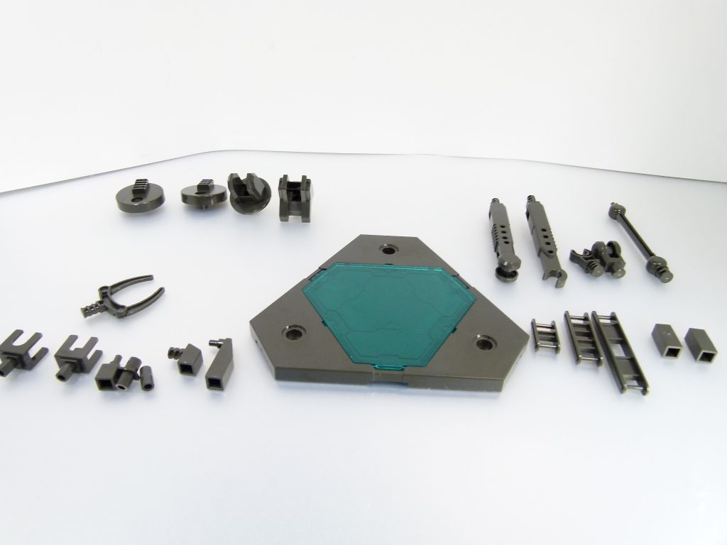 セット内容。「底面以外はアクションべース５」なので細かい解説は省きます。ビスレスでディスプレイできる1/144推奨ベースです。 