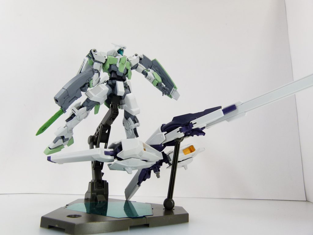 武器用スタンドをかませば武装・バックパックユニットとディスプレイ可能。これフルボディブースター初代の色塗る前だ。 