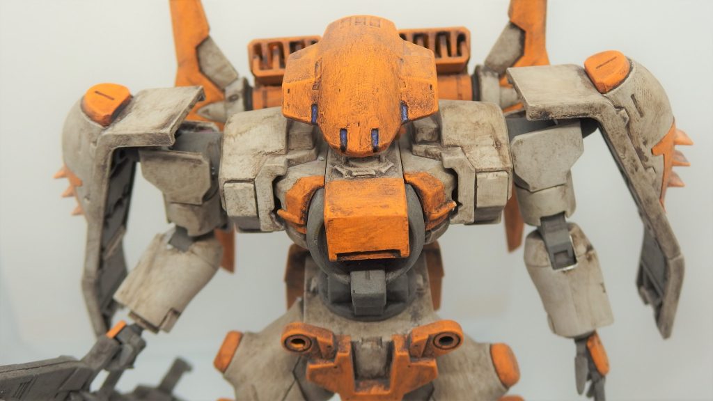 もしも人革連が、ユニオンで言う所のGNフラッグに似た機体を作っていたら？という妄想で制作しました、切っ掛けは前作の製作の際に残ったストライカージンクスの足をティエレンタオツーに付けたら、結構バランスがいい体型になった所からでした。散々迷った胸部の疑似太陽炉は、写真で言う所の胸部のオレンジの部分を切断し、ジンクスの太陽炉の前半分を中の黒いフレームと接着してエポパテで埋めて、胸部のオレンジの部分はプラ版で作り直すなど強引に装備させました（汗）頭部はストライカージンクスのカバー(？）をタオツーの頭に接着し、隙間や肉抜き穴をエポパテで埋めましたが、パーツを削り過ぎたので盛り直す等苦戦しました。頭部と胸部への接続は、関節技ボールジョイントミニの一番小さい物を使用しています。