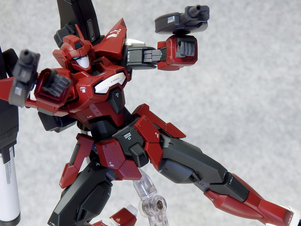 ~ACTION BEAMVULCAN~ドッズライフルほどの威力・貫通力は持たない通常のビーム兵装。速射性・連射性に優れ非常に取り回しの良い武装の1つである。