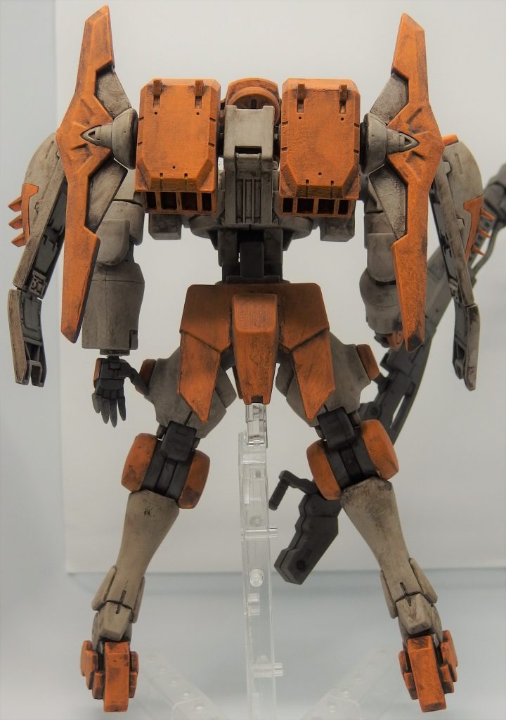 背面です。バックパックは、ストライカージンクスに付属していたコーンを前作に使ってしまったので、「このバックパックもコーンの一種だろう」という理由から採用しました塗装は主にアクリルガッシュの筆塗り(色が中々のらない)、その後Mr.ウェザリングカラーでスミ入れ(のつもりがウォッシングに…)を行い、Mr.プレミアムトップコートのつや消しを吹きました。その後組み上げて動かしたら塗装が少し剥げたので、剥げた部分にガンダムマーカーのシャインシルバーを塗っています。オレンジ→パーマネント イエローオレンジグレー→ニュートラル グレー８濃いグレー→ニュートラルグレー５紫→ガンダムメタバイオレットスミ入れ(？)→グランドブラウン塗装剥げ(塗り忘れ)→シャインシルバー