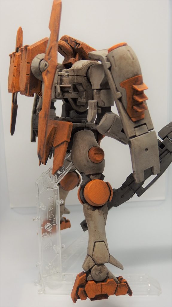 側面です。背部のディフェンスロットのアームを省略したのでシンプルな形状になっています。