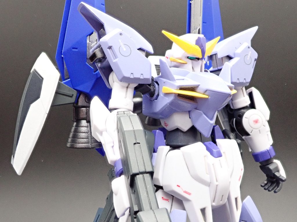 おおまかに手を入れた点として、・胸ダクトにメッシュシート貼り込み(み……見えねぇ……)・肩部に角型バーニアパーツ追加・手首にカバーパーツ追加・後ろ首にケーブル追加(ほぼ見えない……前写真参照です)