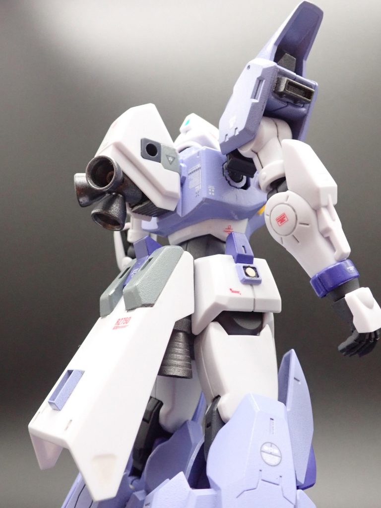 ・バックパック下部にスリット入板貼り込み・腰左右にマグネット追加でライフルを懸架出来る様に・リアスカートにスラスター追加(ちょっと小さかったかな……)・リアスカート下に大型ノズル×2とスラスターを追加