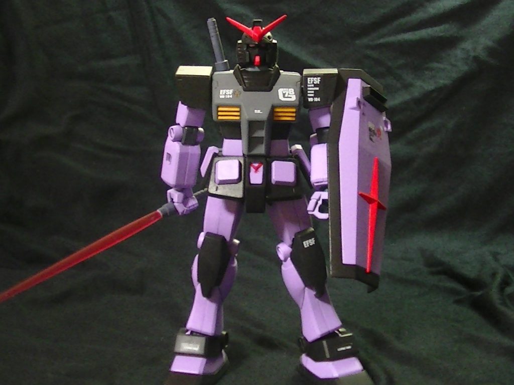 三体で一つのキットと考えているので、単体だとちょっと微妙。デカールも使わず付属のシールだけで仕上げています。ちなみにガンダムの武装は頭部バルカンと二本のビームサーベルのみ。頭部が黒すぎてサイコガンダムみたいになっちゃった(ﾉ∀`)