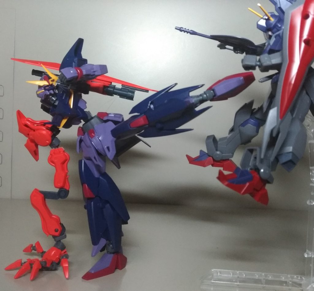 　可動範囲を利用したポージング　最近のHGと同じような大股開きも可能です。