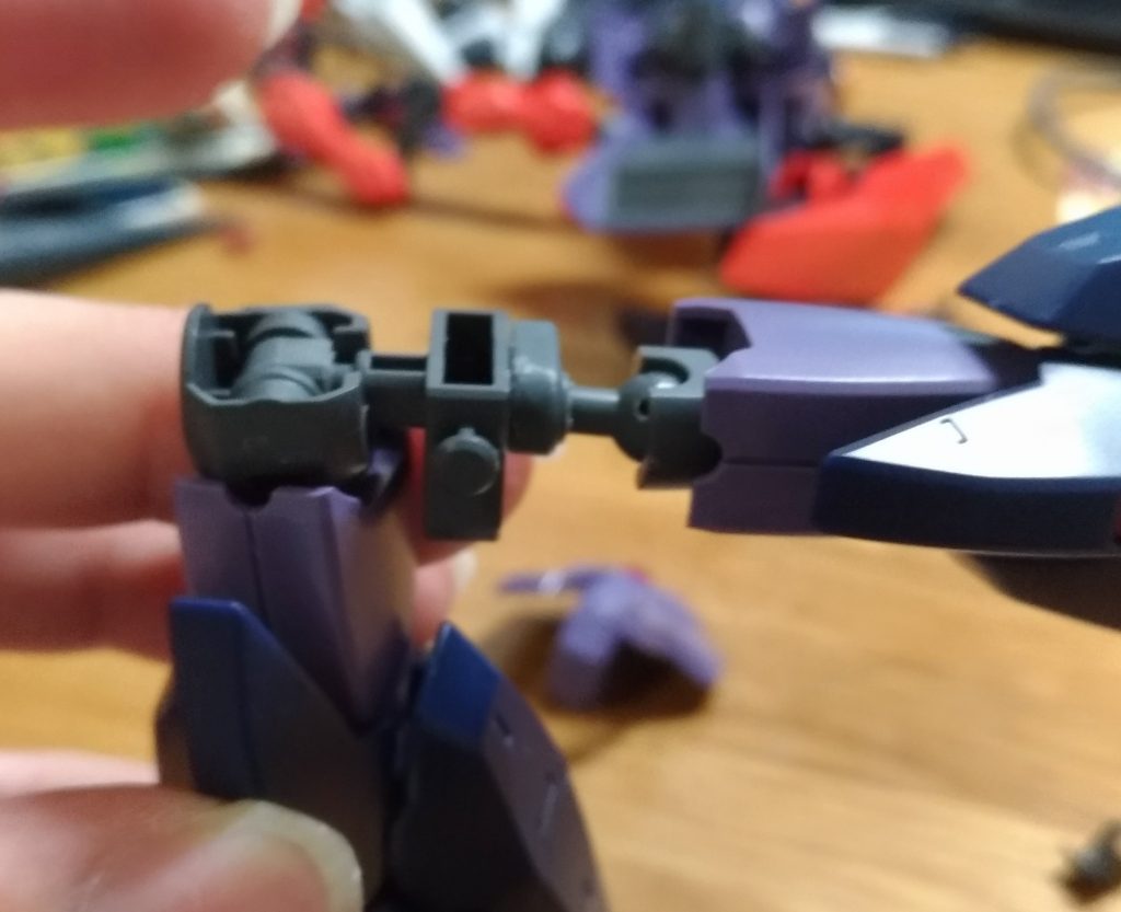 　元のままだと弱いせいか脚が閉じてしまうのでここもボールジョイントタイプに両方とも変更しています。