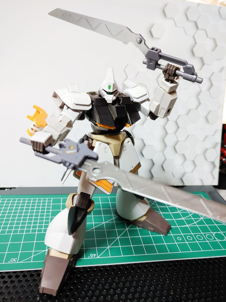 ハイパーガンプラバトルウェポンズのシザーソードをメインに二刀流でも力任せに真っ二つにしたい時にも使えていざとなればビームも発振できる便利なツールですねハンマープライヤーより汎用性のある多機能型武器を選択