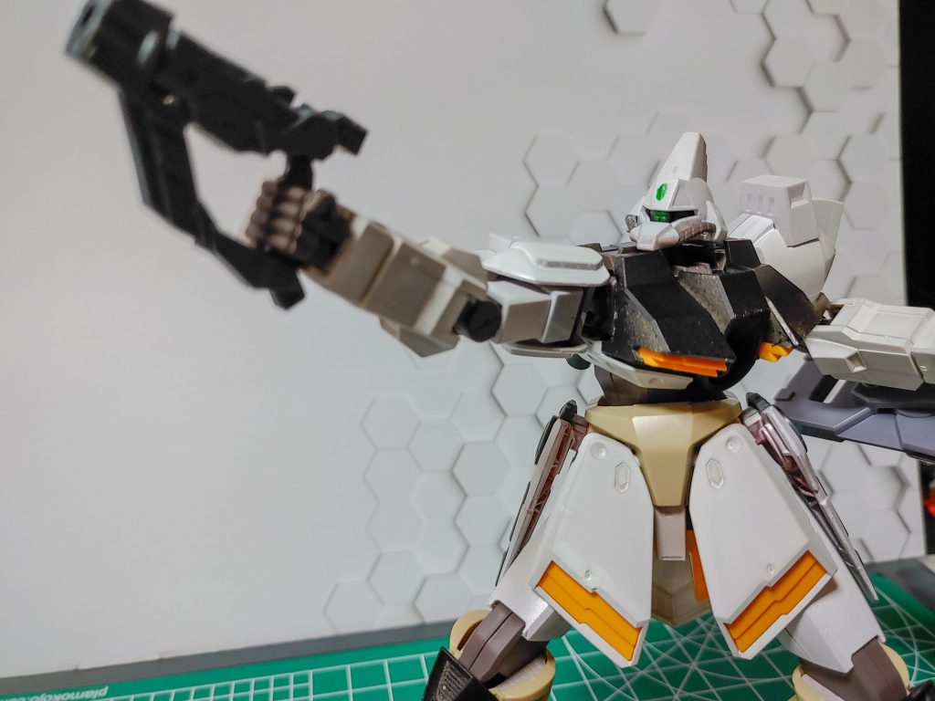 ヘビービームガン基本的に稼働時間を長くする為に実体武器をメインに据えているが距離をとられた際やPS装甲のような実体武器が効きにくい相手に対応するため背部にマウントしている