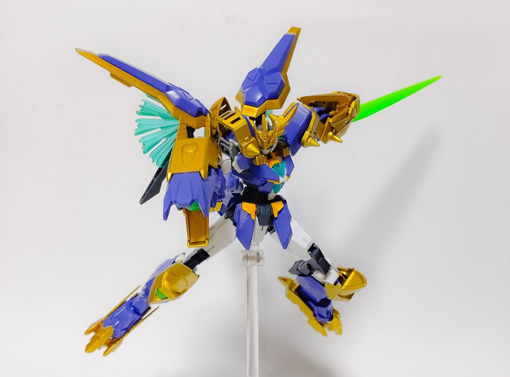 左腕を形成する近接武器。超高圧の粒子刃は水中や粒子拡散策などの劣悪環境下でも運用できるように考えられている。機体負荷を無視した最大出力時にはトランザムライザー並の長大なビームソードとなる。