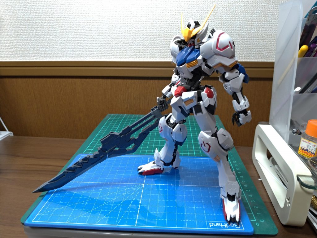 パチ組み状態で試しにユナイトソードを持たせた所。これだけでも十分格好いいのですが、ここからもう少し手を加えようと思ったのが今回の制作プランが始まったきっかけです。
