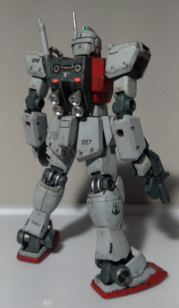 リアビュー終戦後ということで整備は行き届いており、バーニアなど消耗部品は頻繁に交換されているでしょう。ですのでウェザリングもいつもより控えめに。「79C」のマーキングは自動車の後ろにブランド名のステッカーがあるイメージで貼りました。部材の誤補給を防ぐためという意味合いも……