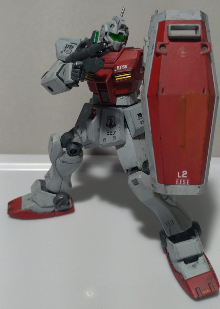 シールドを正面に(やや斜に)構えてビーム・スプレーガンを撃ちまくるのがジムには似合ってると思います。スプレーガンはHGUC素ジムのスプレーガンにプラ材を貼っつけてBR-M-79C-3風味になるように改造しています。結構お手軽。