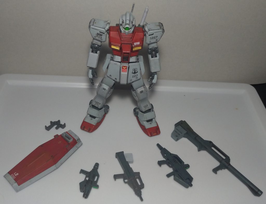 塗装は次の通り(特筆無き場合Mr.COLOR)。赤：レッドFS11136白：グレーFS36375+つや消しホワイト30％くらい+20番ライトブルー少量グレー：軍艦色頭部センサー内部、バーニア、銀チョロなど：ガンダムマーカーEXシャインシルバー後頭部カメラ・額部メインカメラ、ビームライフルなどのセンサー：他のガンプラの余りのメタルシールを切って貼ってから、マニキュアのジェルトップコートを点付け。※上からマニキュア塗るだけでクリアパーツがくっついたみたいに見えてシール感がなくなります。スナイパーカスタムのジュエルシールみたいな雰囲気に。ダクト部：ガンダムマーカーEXシャインシルバーの上からリアルタッチイエロー1重ね塗り。使った感のある黄色っぽい金が欲しかったのでこうしました。股間のV字(黄色)：ガンダムマーカーSEEDイエローを面相筆で。ビームサーベル：Ez8のだったかな？クリア色がすごく色薄かったのでリアルタッチレッド1で撫でた。バルバトスに続いてシャインシルバー大活躍。もうほんとシャインシルバーの発色が好きすぎて銀の塗料の蓋しばらく開けないかも。