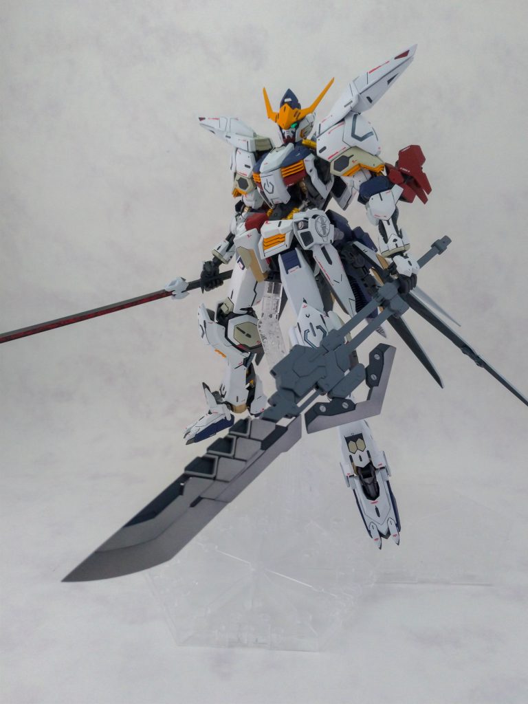 今回の塗装レシピについて。白…EXホワイトグレー(明)…マーズライトグレーグレー(暗)…ジャーマングレー(タミヤ・エナメル)青…マーズダークブルー赤…ローズディープレッド黄…ビビットオレンジまたフレーム部はメカサフ・スーパーヘビィをベースに、フレームメタリック1・2、EXゴールド、スターブライトゴールド、スターブライトジュラルミン、パール白虹ブルーイッシュシルバーを適宜使用しています。また今回の塗装では、太刀にラップ塗装を施してみました。初めてトライしてみましたが、こんな感じで良いのでしょうか?