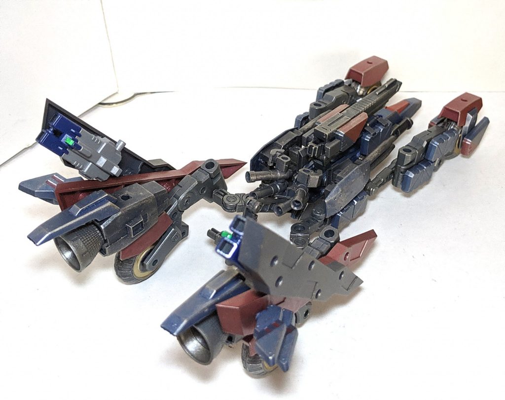 「高機動性かつ高精度の射撃能力を実現する為に開発された戦闘車両、機動力を重視しつつ各部に装甲パーツを取り付ける事により、ある程度の防御力も補っており多少の攻撃には耐えれるようになっている、また後輪部に装備されている、大型ブースターと機体底面に搭載されたホバリングスラスターを使用することで短時間だけ飛行する事ができる他、各部のハードポイントを使用する事でガンアームズと異なり他の装備との拡張性も実現している」まるでバイク要素どころかマシンライダー感が全くない巨体かつ見た目になってますが、一応ボディ部分と各部の車輪部はマシンライダーの物を使用し、あらゆるキットから持ってきたパーツを取り付けれるだけ取り付けるとこうなりました。（実は、本当は某3DSTGの高性能対地空戦車を作りたかったのですが、気づいたら全く違う物になってできた物という裏話があったり…
