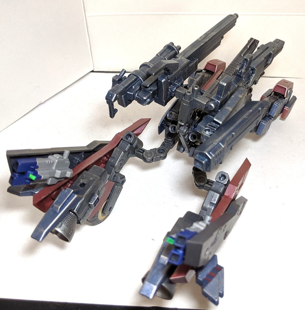 「ガンミリアス（ワイルドガンアームズ）へ換装することが可能、これにより火力を大きく向上させる事に成功しているが、その代償として機動力が低下している為、一撃離脱の戦法が行えず後方による射撃戦闘に特化している。」機体のデザインが想定していた物に出来ず、どうしようもないと思ったのでいっその事、他の機体との連動性を与えようとした結果がこのシステム、こちらのジョイントもマシンライダーの物とキャンペーンのパーツを使用して作成してます。（名前のワイルドというのも某メカ生体の最新シリーズのアレからとってきたものです 笑