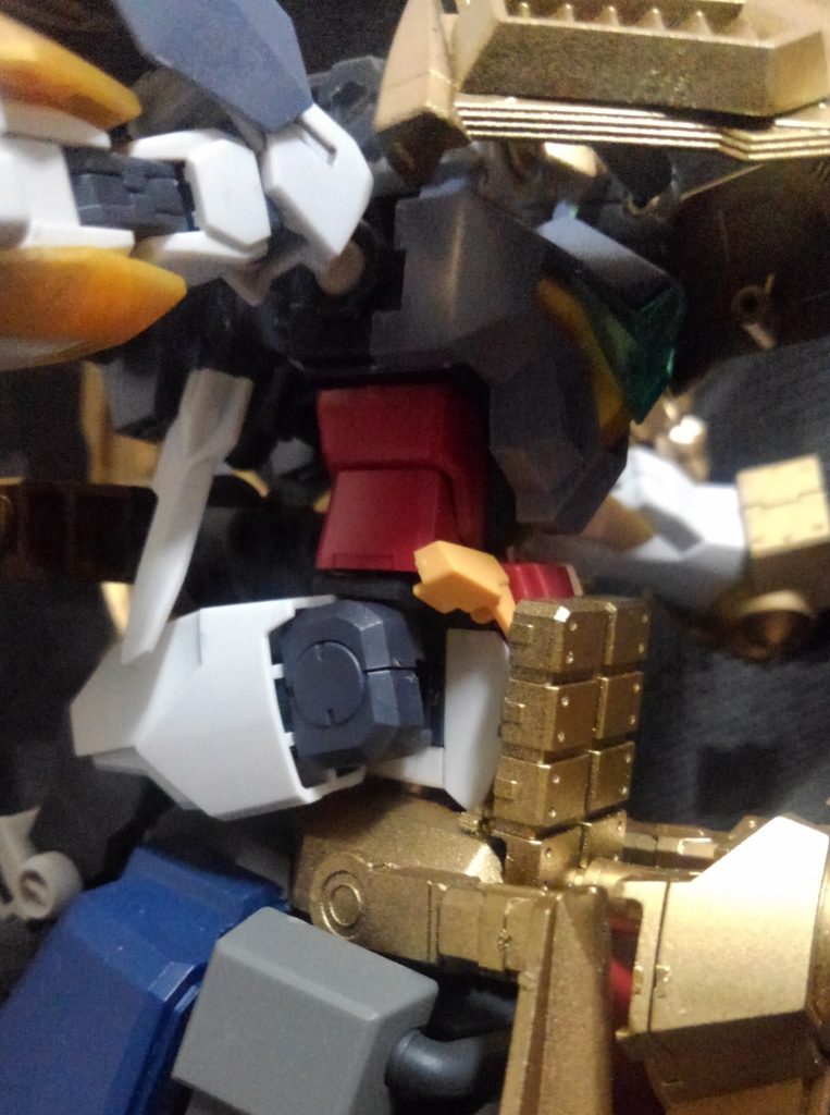 グスタフの腰は軸でなくBJ接続なのでワイバーンのパーツを噛ませて接続