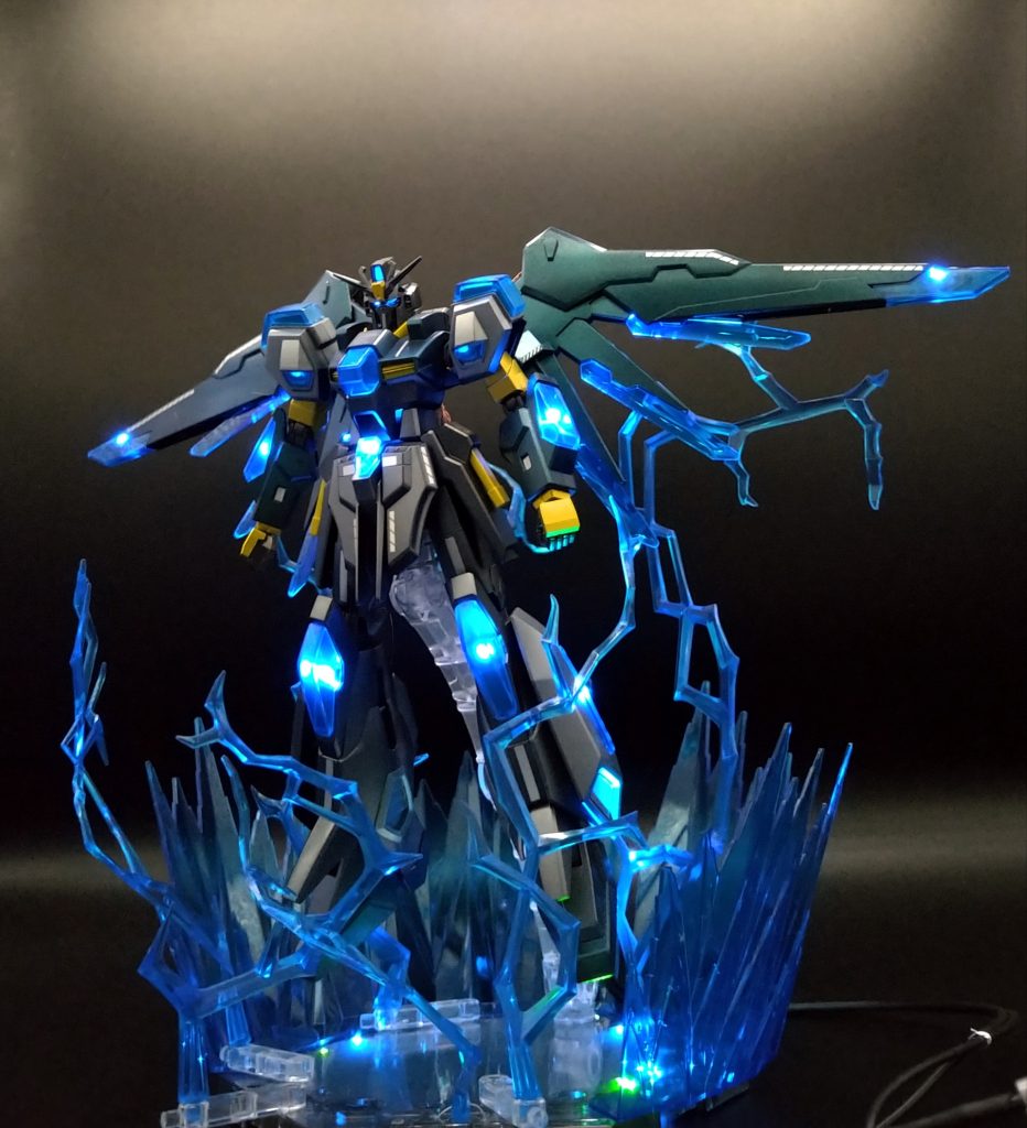 LEDの取付位置など課題の残る作業でしたが、形にできて良かったです。配色は光が際立つように暗めの色に変更しています。オーラエフェクトは面白そうなのと、単純にLEDとの相性が良さそうなので買ってみました。