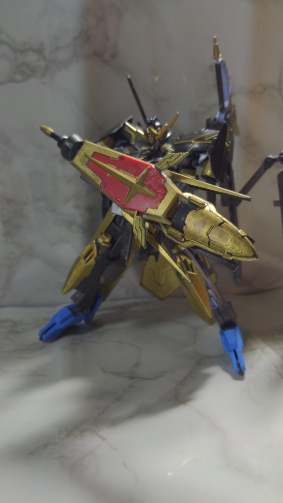 機動防御盾　バーストレイピアのプラットホーム件シールドになっているレイピアの柄にはマシンガンがついているパイルバンカーとしても使用可能