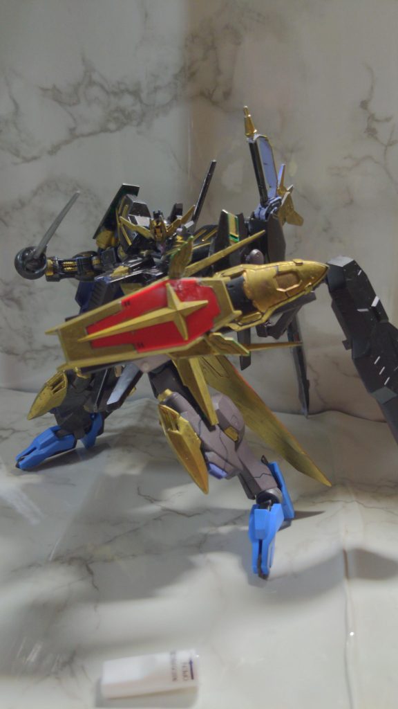 バーストレイピア機動防御盾に内蔵している近接格闘兵装でバーストソードよりも的確に敵の装甲に刺さり爆発する仕組み刀身は付け替え式で盾に指す事で刀身が交換される