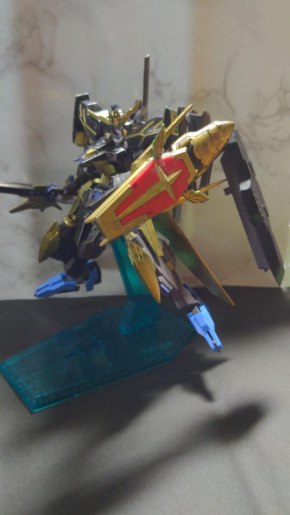 片手に盾大型太刀を片手に身構え！！　