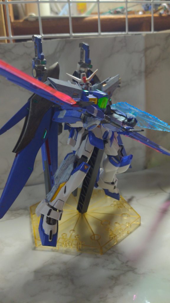 アロンダイト(連結機能付)もともとデスティニーガンダムが使っていたアロンダイトビームソードをアレウス用に改良した物で連結によってハルバードモードになり攻撃範囲が拡大しているもちろん二刀流も可能であるが基本的にはハルバードモードの運用が前提である