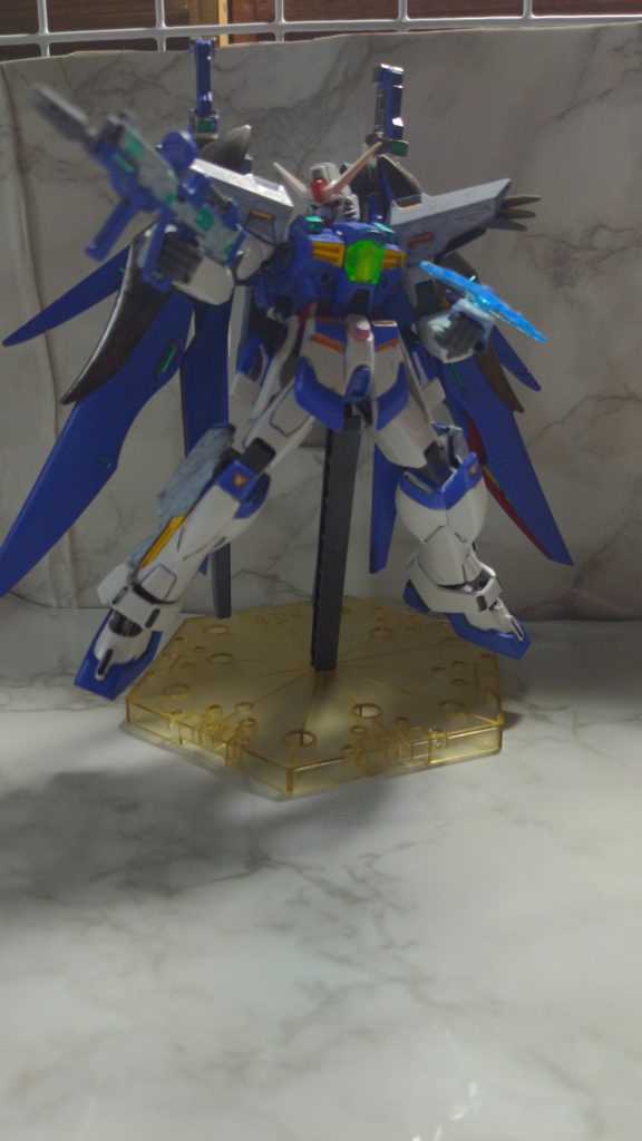 専用ビームライフルガンダムアレウスの専用ライフルで連射性に特化している手甲からは、ビームシールドが展開する。アレウスは主人公が新たに託された機体で高火力高出力を目的に作られている