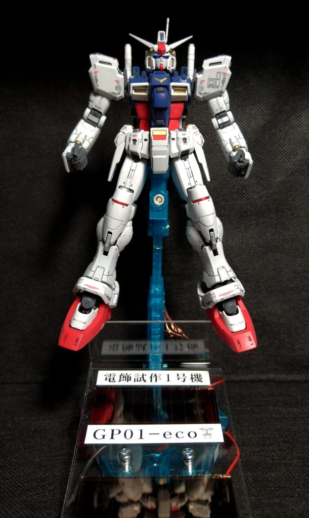 ソーラーシステム搭載、使用LEDはチップ2個砲弾4個なのでなんとかカバーしております。光の量で発光量も変化。ショップのコンテストは机の上に並べる展示方法だったので、見る人も「ガンプラで遊ぶ」を体感できるようにスマホのライトで発光の強弱を楽しめる仕様になってます。