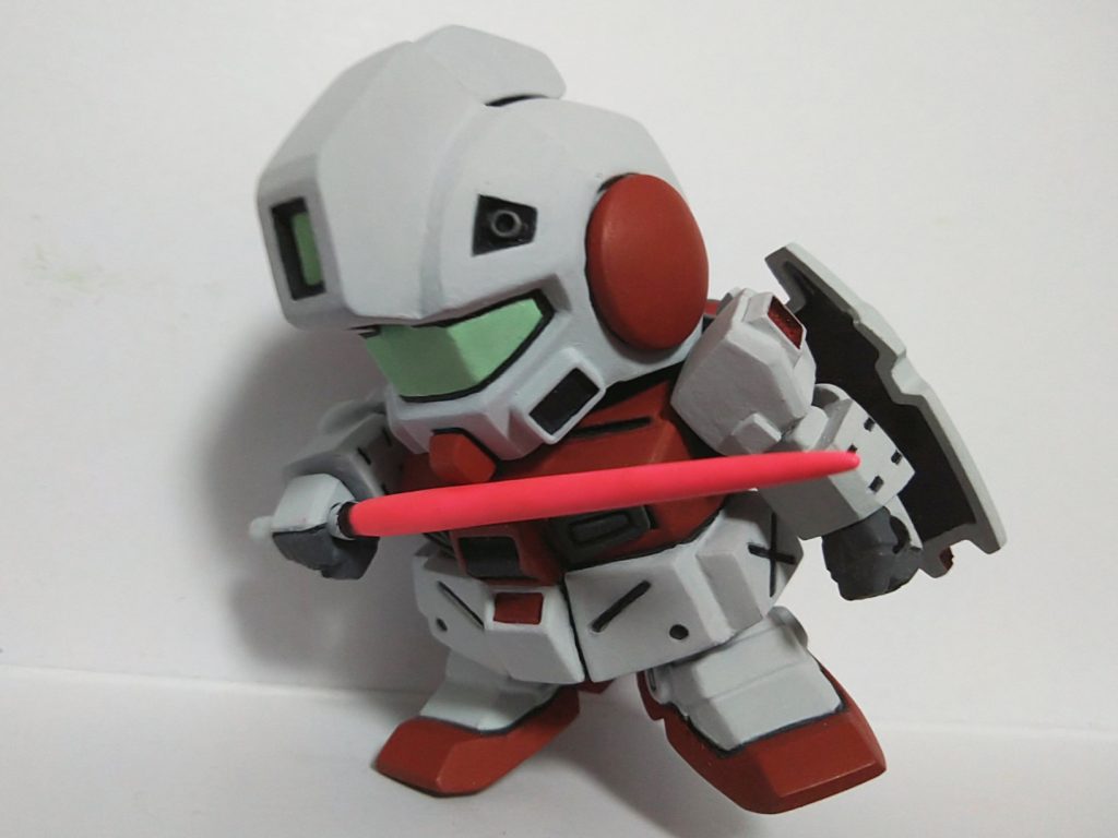 耳パーツは丁度良いサイズの円形パーツがなかなか無くて、ミニ四駆のローラーを使って作っています。肩はガンダムNT-1、前腕はガシャプラ、手首はガシャポン戦士fのパーツを使ってます。