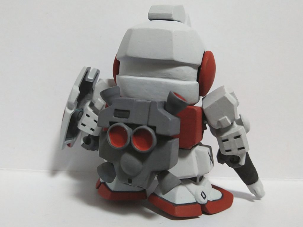 バックパック、ビームガン、サーベルは旧キット1/144のパーツを小さく詰めて使っています。