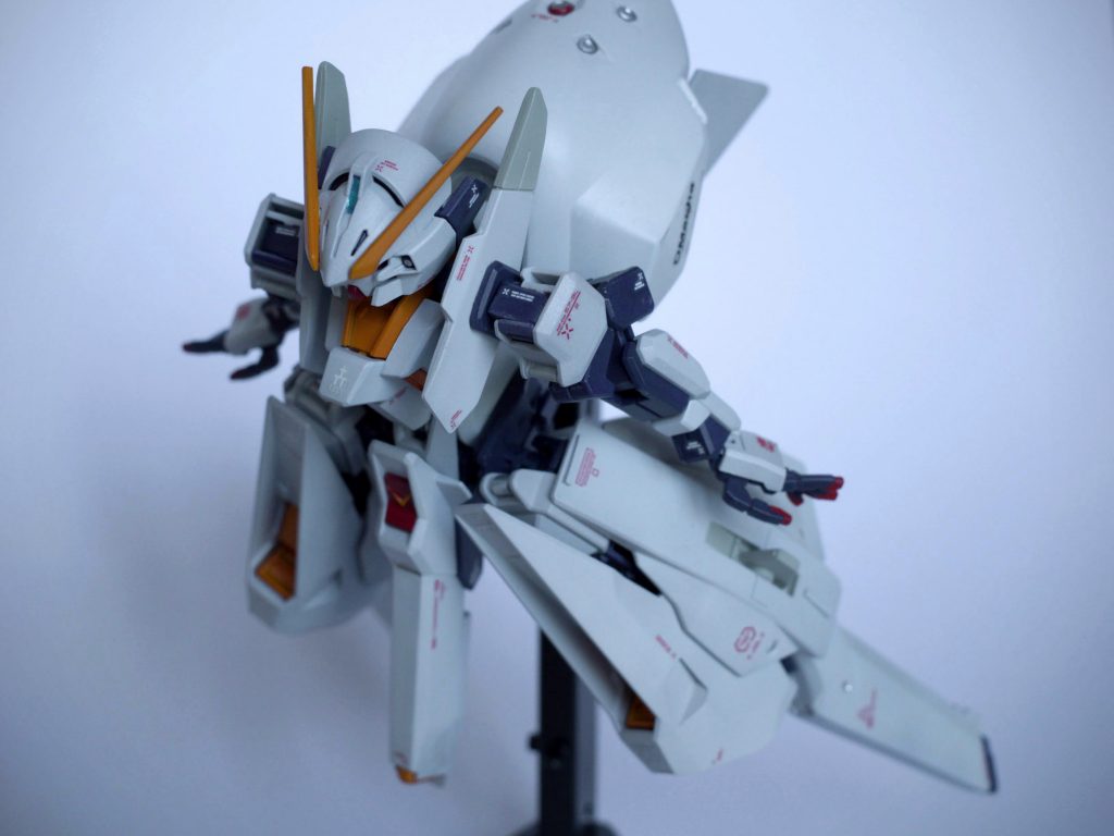 水転写デカールはハイキューパーツのワンカラーグレーとホワイトとレッドの1/144 を初めて使用しました。とても細かいのでディテールアップ効果抜群です。筋彫りやプラ板は必要最低限に抑えて、デカールメインにすると効率が良い気がしました。